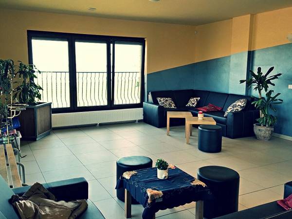 sala z widokiem na piękne jezioro