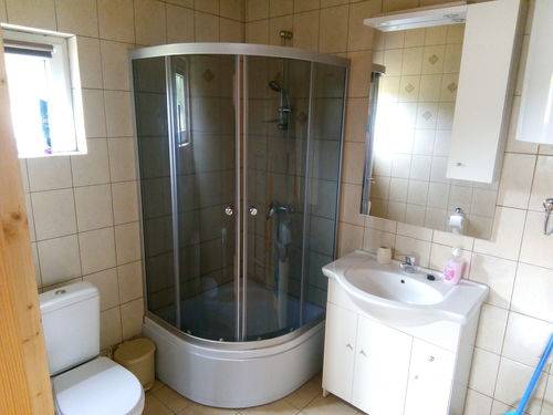 Łazienka na parterze domku.