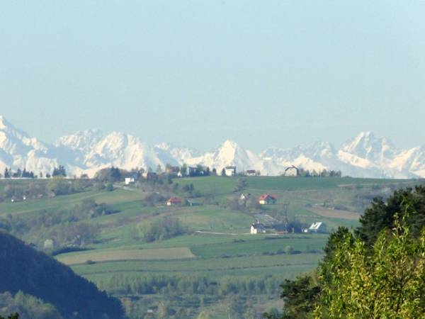 Góry widoczne przy dobrej pogodzie.