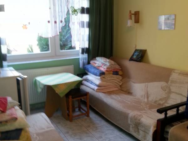 Pokój nr.4 na parterze, 3 os. w pokoju lodówka i mikrofala. Pokoje na piętrach mają te urządzenia na holu.