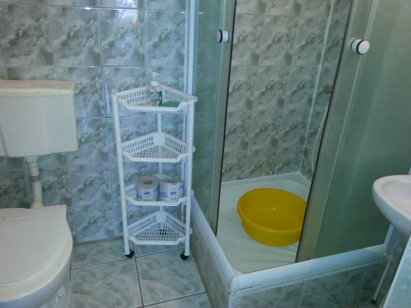 Każdy pokój ma swoją łazienkę ze szklana kabina natryskową, gorąca woda oczywiście przez całą dobę.