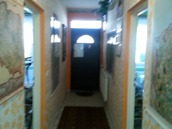 Hol na parterze, zaopatrzony w mapy najbliższego terenu i Polski. Tutaj na przeciw siebie się pokoje nr. 3(2 os.) i 4.(3 os.)