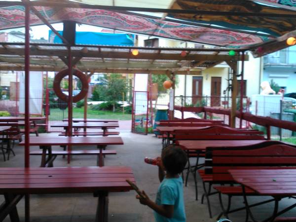 Nasz Bar PIRAMIDA, obok Pokoi Gościnnych Alina - nie hałasuje ale za to serwuje przesmaczne jedzonko.