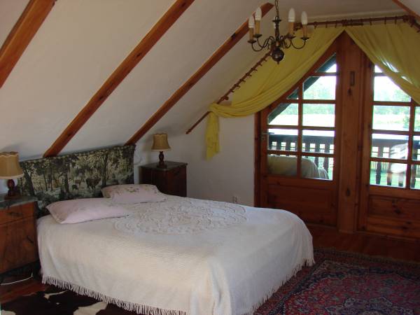 Pokój nr 1 z balkonem i widokiem na staw