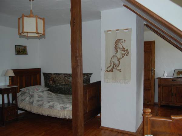 Pokój nr 2 na pietrze z widokiem na łąki.