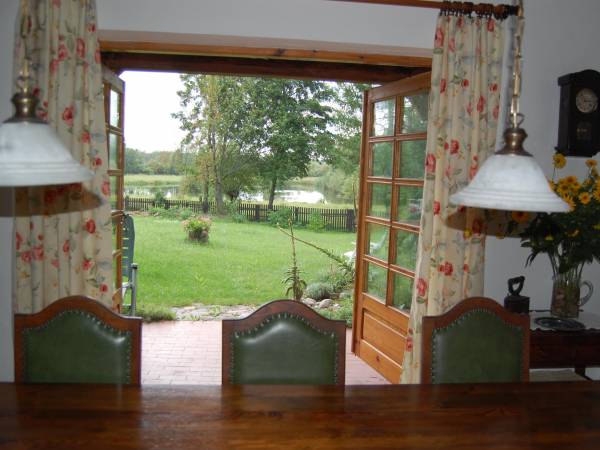 Widok na staw i Puszczę Piską z salonu na parterze.