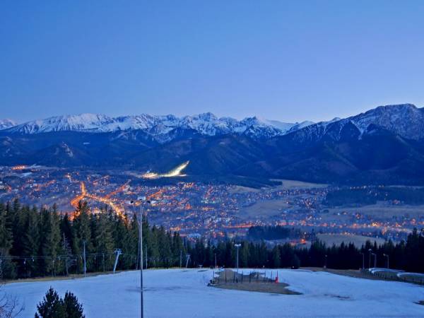 widok z okien domu na panoramę Tatr i Zakopane