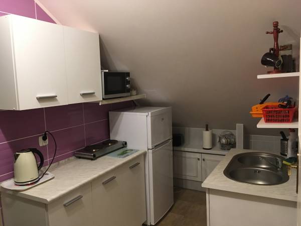 Kamienny Dworek Pokoje Gościnne i Pracownicze