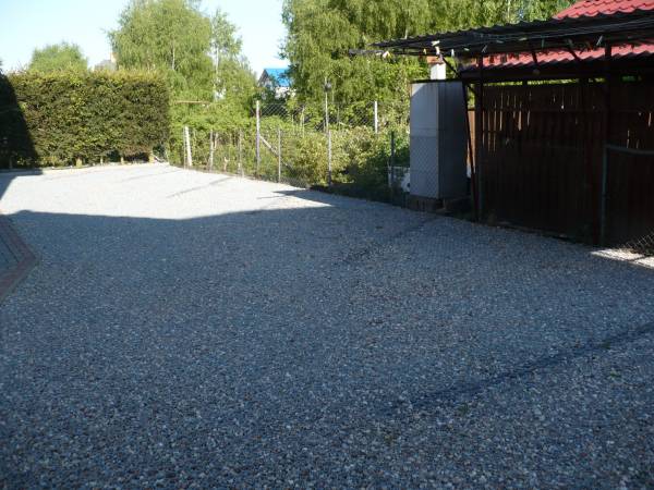 5. Parking ogrodzony przy posesji