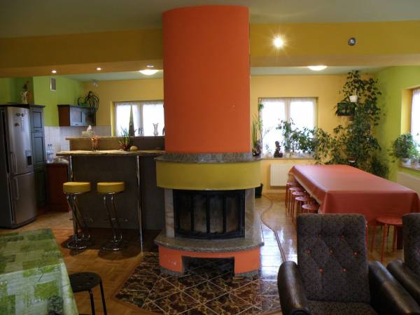 Świetlica z kominkiem, jadalnia i kuchnia somoobsługowa