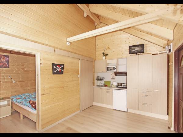 Domek z 2 pokojami - salon i wejście do sypialni