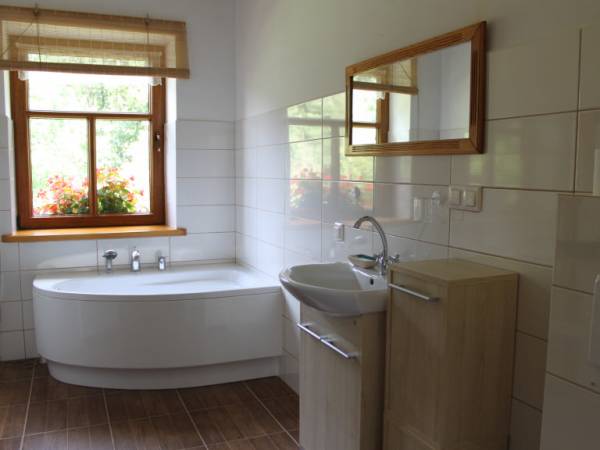 Łazienka jest duża i jasna.