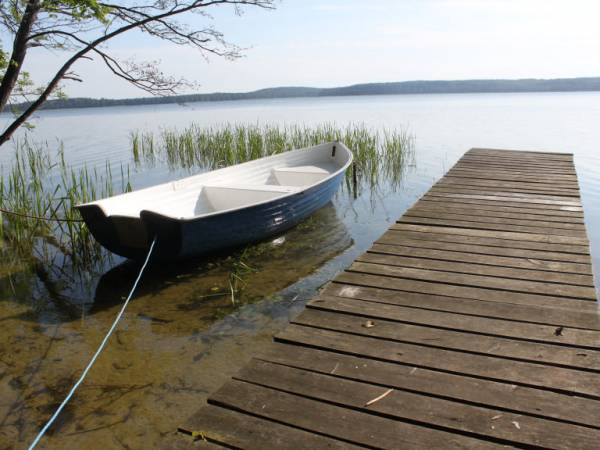 Duża łódź wiosłowa typu JOLA umożliwia dotarcie w każdy zakątek malowniczego Jezior Dejguny