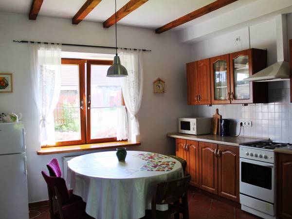 Duża, słoneczna kuchnia z niezbędnym wyposażeniem umożliwia wspólne spożywanie posiłku 6 osobom