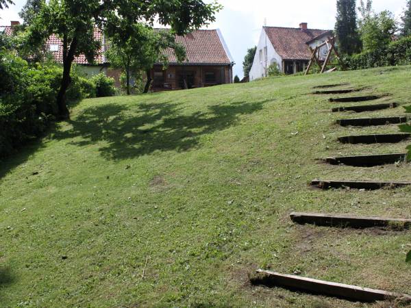 Podejście na działkę po zabawie w jeziorze Dejguny ułatwiają wytrasowane schody.