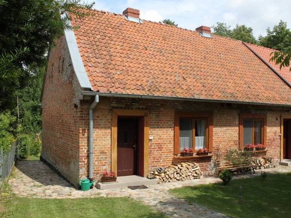 Przed domem stoi ławeczka. Ciepło od nagrzanych za dnia kamieni przyjemnie rozgrzewa nogi.