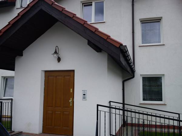 Wejście główne z podjazdem dla niepełnosprawnych