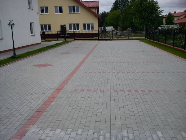 Bezpłatny oświetlony i ogrodzony parking na terenie posesji.