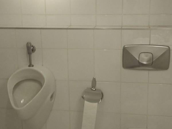 Łazienki codziennie sprzątane jedna przypada na 2 pokoje, druga na 3 pokoje.