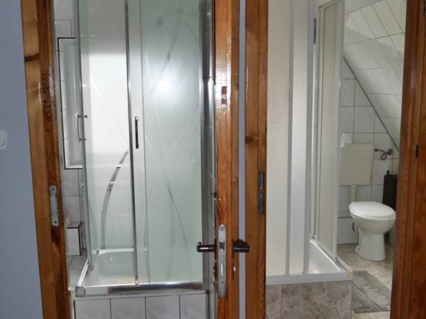 Łazienki na korytarzu do wykorzystania dla 3 pokoi na 2 piętrze