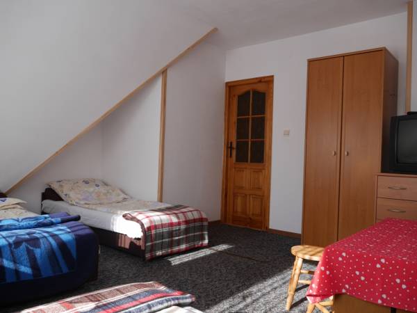 Pokój 4 osobowy z łazienką na korytarzu