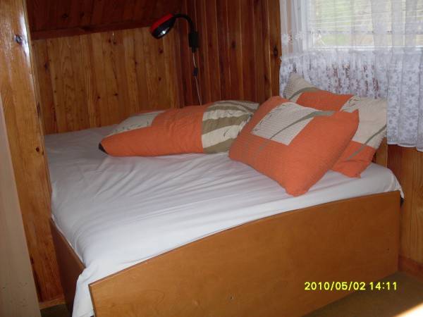 Średnia sypialnia nr2 z podwójnym łóżkiem.