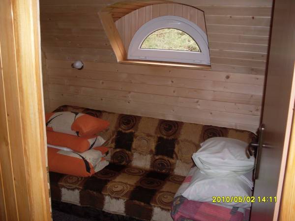 Sypialnia nr3 z małm okienkiem. (Wersalka podwójna.)