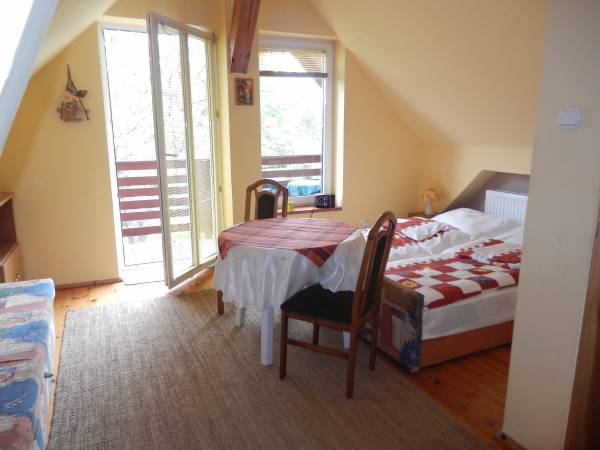 pokój z tarasem i widokiem na jezioro