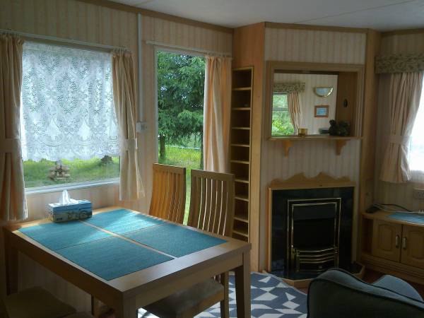 wygodna jadalnia z widokiem na ogród