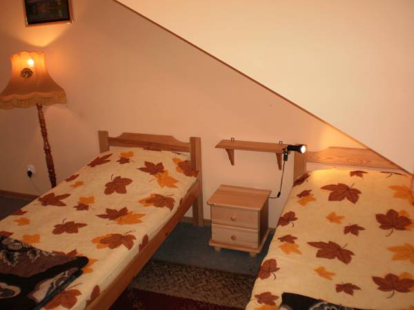 łóżka jednoosobowe w pokoju nr 4 z łazienką