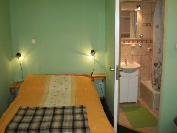 Pokój nr 2 trzyosobowy z łazienką