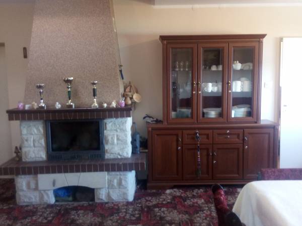 po lewej stronie kominka wejście do pokoju nr 1 a po prawej do pokoju nr 2