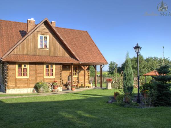 Kompozycja drewna, kamienia i cegły, a także bogata kolekcja antyków tworzą niepowtarzalny charakter