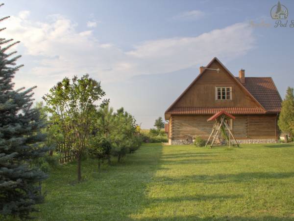 Duże, przestronne i ogrodzone podwórko z huśtawką, piaskownicą pełne kwiatów, krzewów i zielonej trawy - idealne do uprawiania sportu, zabaw z dziećmi czy opalania