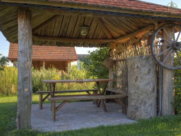 Altana z miejscem na ognisko - idealna do wieczornej biesiady przy ogniu, relaksu, jak i spożywania posiłków na zewnątrz