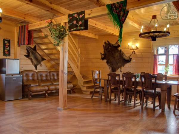 Duży salon wyjątkowe miejsce do spędzenia czasu z rodziną, poczytania książki przy kominku czy biesiady