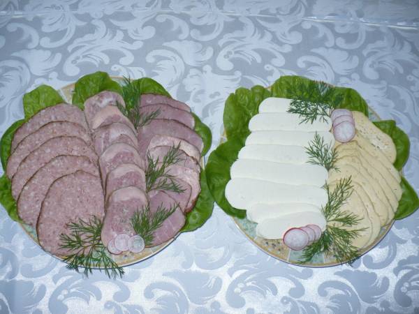 Swojskie wędliny i sery serwowane na śniadania