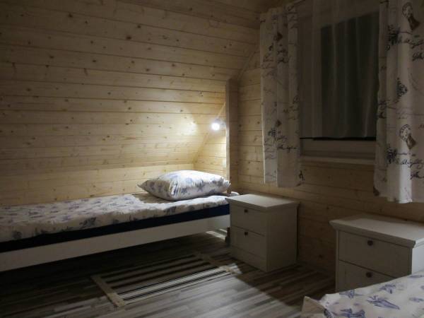 Domek 2 - jedna z dwóch sypialni, każda z dwoma łóżkami