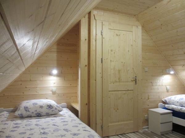 Domek 2 - jedna z dwóch sypialni, każda z dwoma łóżkami