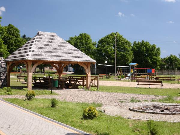 Zadaszony Piec Grillowy i Plac zabaw dla Domku