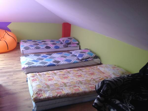 Pokój na pietrze dla większej grupy.