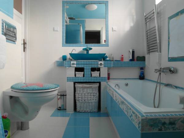 Duża łazienka na I piętrze na trzy pokoje.