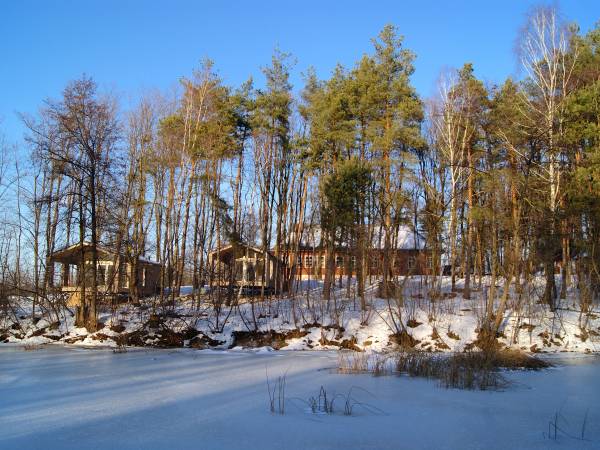 nowe domki nad zamarzniętym stawem