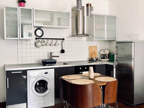 Do dyspozycji kuchnia ze sprzętem najwyższej jakości, pralka, lodówka, kuchenka elektryczna
