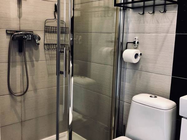 Przestronna kabina prysznicowa, dostosowana w pełni dla osób starszych i niepełnosprawnych