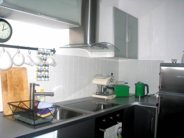 Do dyspozycji kuchnia ze sprzętem najwyższej jakości, pralka, lodówka, kuchenka elektryczna