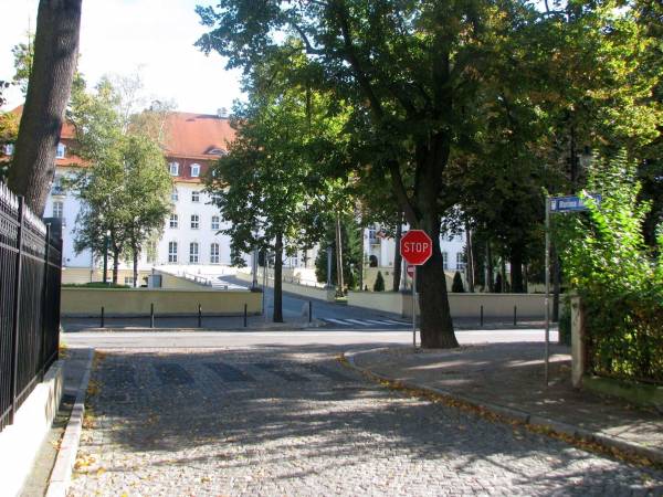 idąc ulicą z kwatery wychodzimy na Grand Hotel i plaże