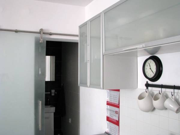 Kuchnia zaopatrzona w talerze, szklanki, sztućce, kubki, garnki