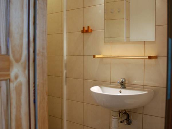 pokój 2 osobowy z łazienką, budynek główny.