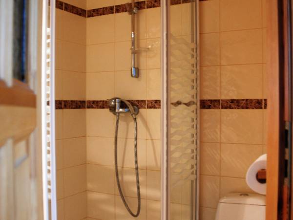 Łazienka z kabina prysznicową w pokoju 2 osobowym na parterze.